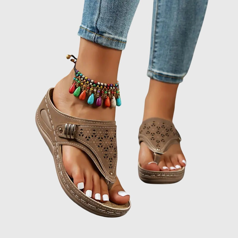 Comfort sandals with arch support footbed detail